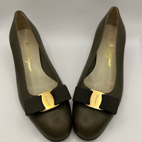 Size 8 vintage green leather Salvatore Ferragamo heels - Picture 1 of 4